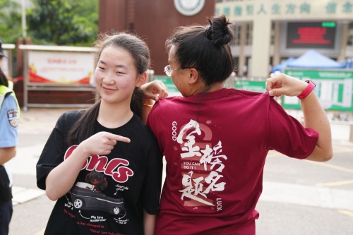 云南昆明，家长的衣服上有“金榜题名。 中新社
